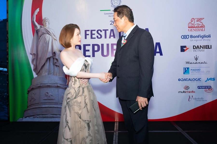 Lý Nhã Kỳ diện váy gợi cảm, khoe nhan sắc trẻ trung tại sự kiện mừng Quốc khánh của Tổng lãnh sự quán Ý