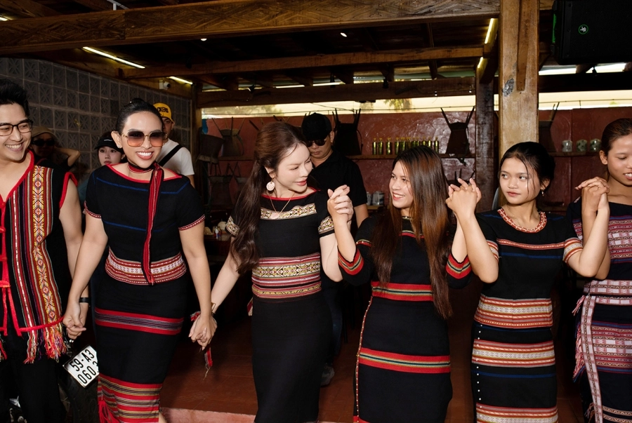 Lý Nhã Kỳ cùng dàn nghệ sĩ khám phá nét đẹp văn hóa Gia Lai