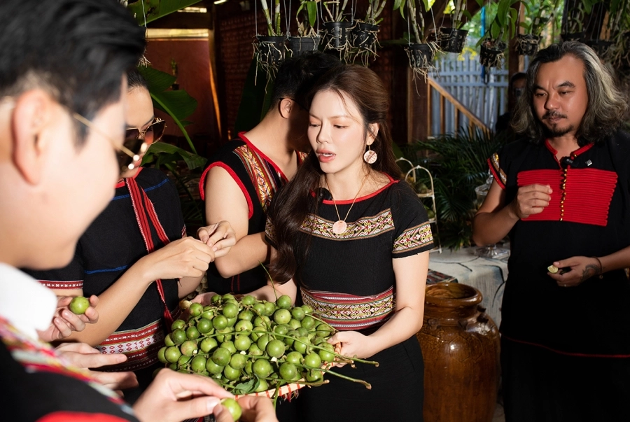 Lý Nhã Kỳ cùng dàn nghệ sĩ khám phá nét đẹp văn hóa Gia Lai