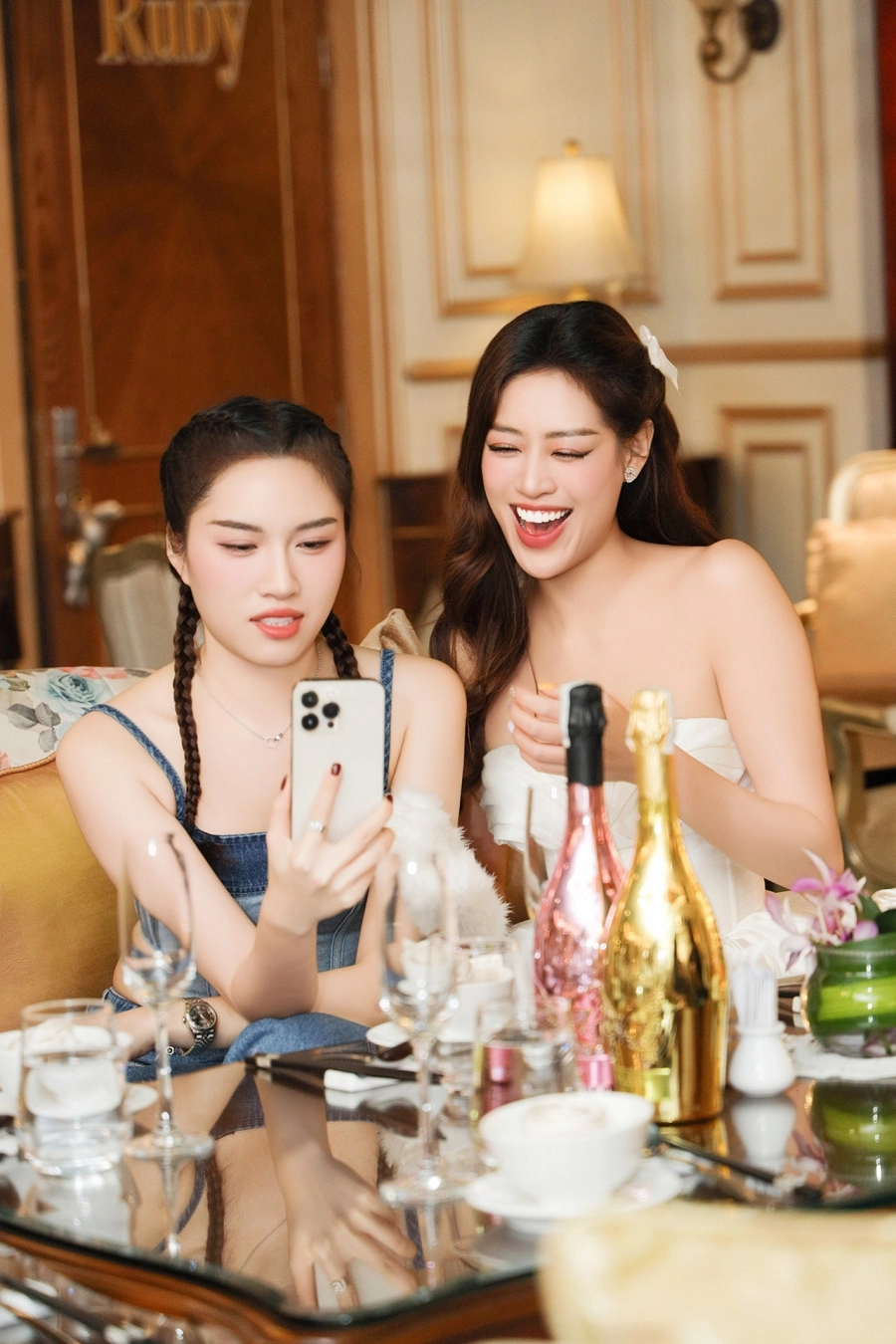  Lý Nhã Kỳ tổ chức tiệc độc thân bất ngờ cho em gái Khánh Vân