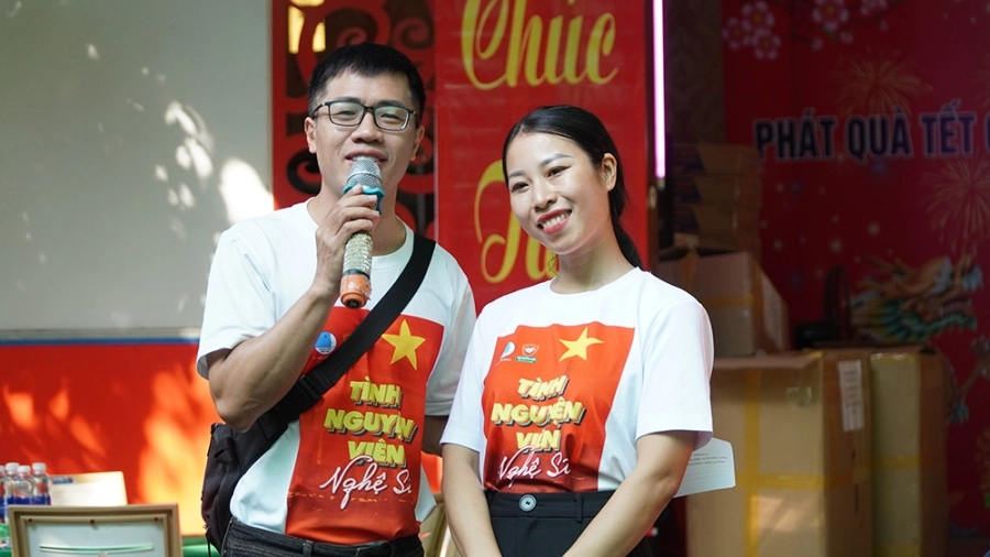 Mekong River tặng 150 phần quà xuân ý nghĩa đến nghệ sĩ
