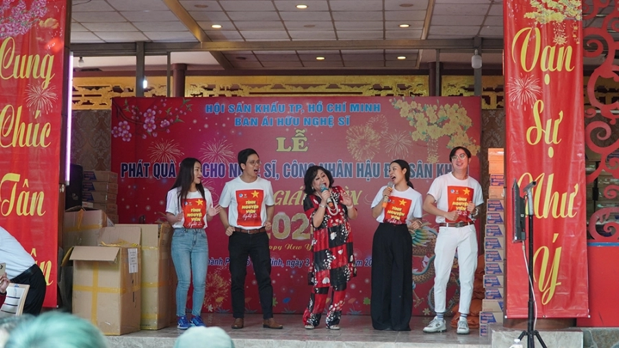 Mekong River tặng 150 phần quà xuân ý nghĩa đến nghệ sĩ