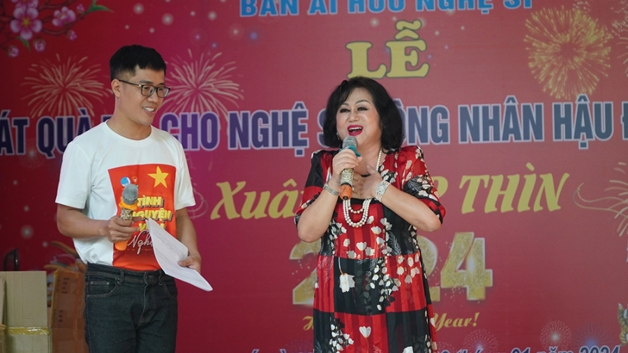 Mekong River tặng 150 phần quà xuân ý nghĩa đến nghệ sĩ