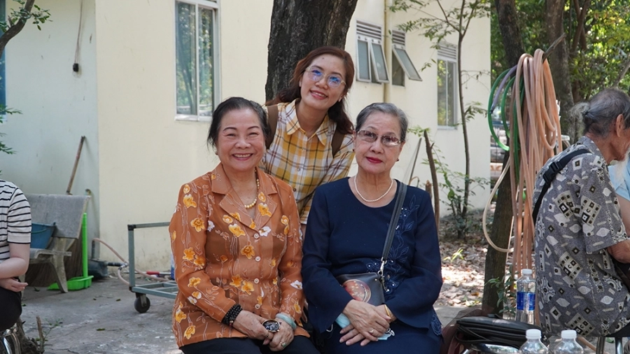 Mekong River tặng 150 phần quà xuân ý nghĩa đến nghệ sĩ