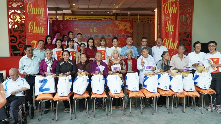 Mekong River tặng 150 phần quà xuân ý nghĩa đến nghệ sĩ