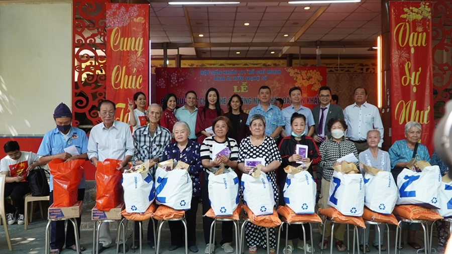 Mekong River tặng 150 phần quà xuân ý nghĩa đến nghệ sĩ