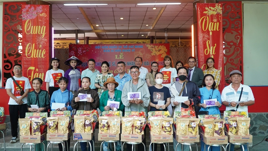 Mekong River tặng 150 phần quà xuân ý nghĩa đến nghệ sĩ
