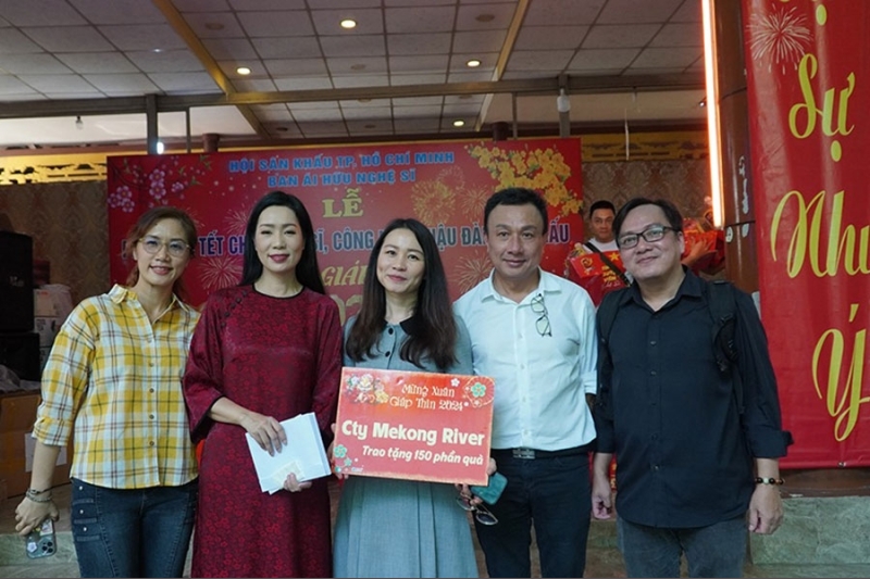 Mekong River tặng 150 phần quà xuân ý nghĩa đến nghệ sĩ