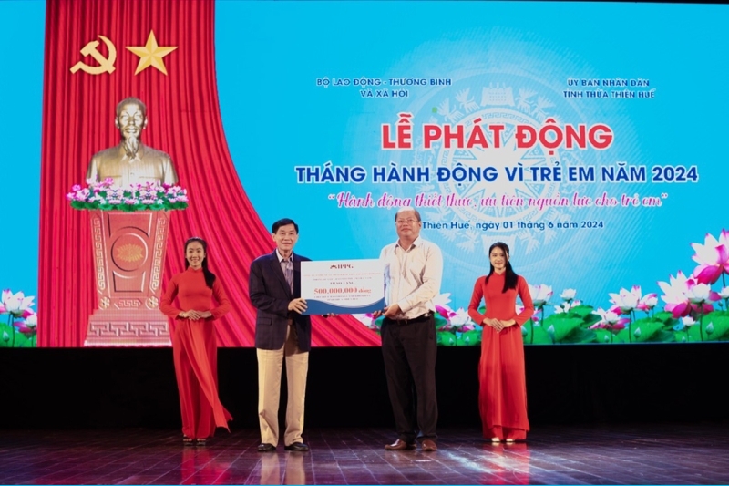 Ông Johnathan Hạnh Nguyễn tặng 1 tỷ đồng cho Quỹ Bảo trợ Trẻ em Việt Nam trong lễ phát động Tháng hành động vì trẻ em 2024