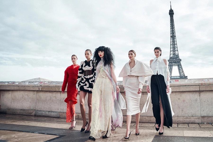 Siêu mẫu Jessica Minh Anh 'biến' cả Paris thành bữa tiệc thời trang 