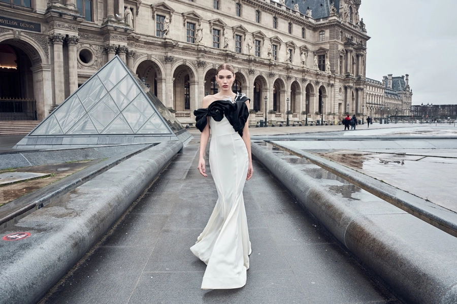 Siêu mẫu Jessica Minh Anh 'biến' cả Paris thành bữa tiệc thời trang 