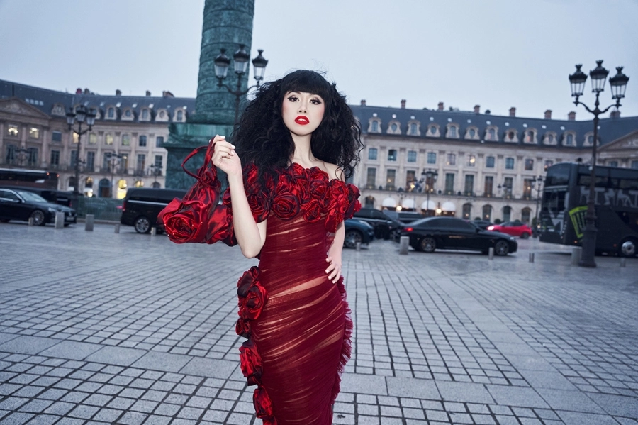 Siêu mẫu Jessica Minh Anh 'biến' cả Paris thành bữa tiệc thời trang 