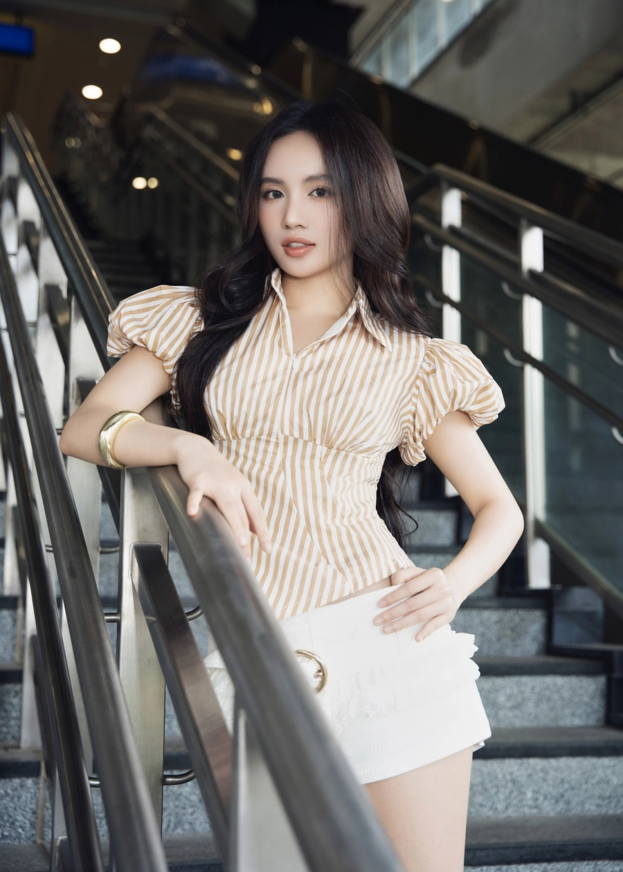 LEXXY đốn tim khán giả từ những giai điệu đầu tiên của 'Bật đèn xanh'