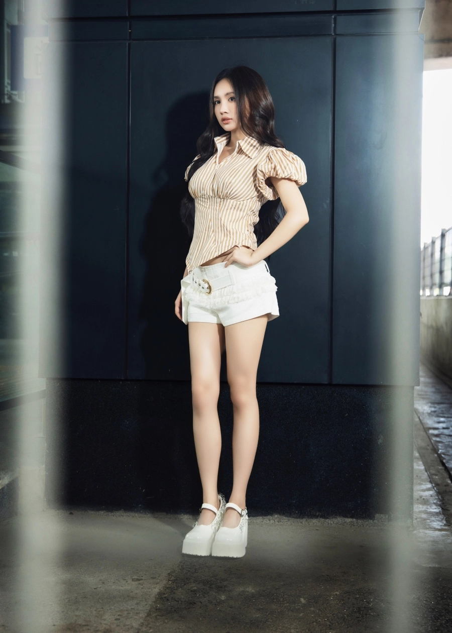 LEXXY đốn tim khán giả từ những giai điệu đầu tiên của 'Bật đèn xanh'