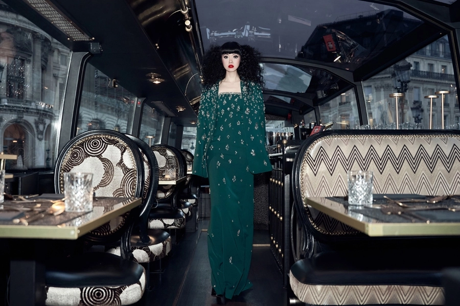 Siêu mẫu Jessica Minh Anh 'biến' cả Paris thành bữa tiệc thời trang 