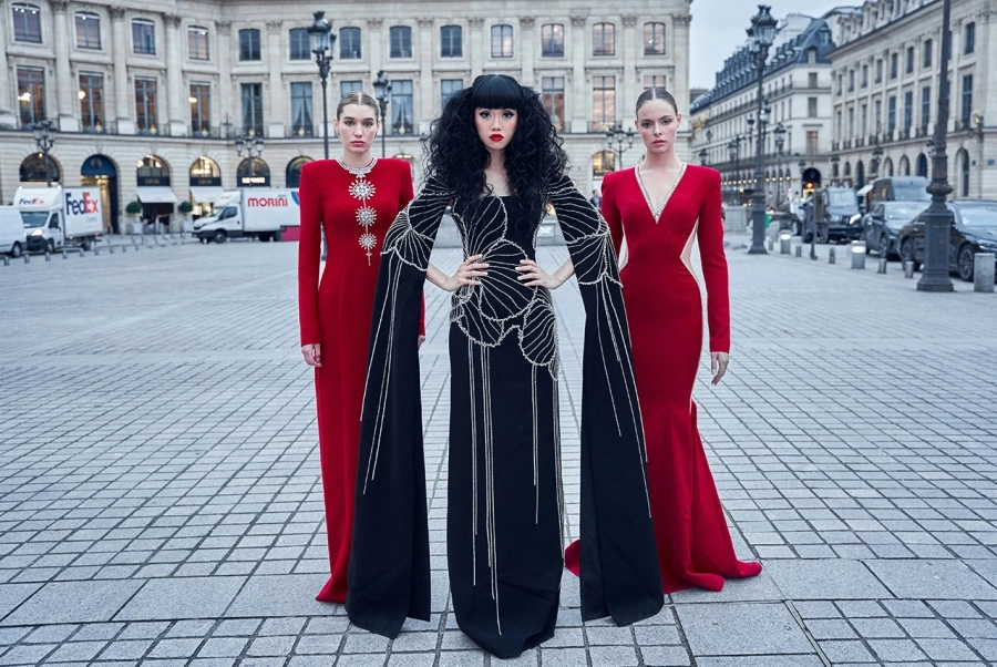 Siêu mẫu Jessica Minh Anh 'biến' cả Paris thành bữa tiệc thời trang 