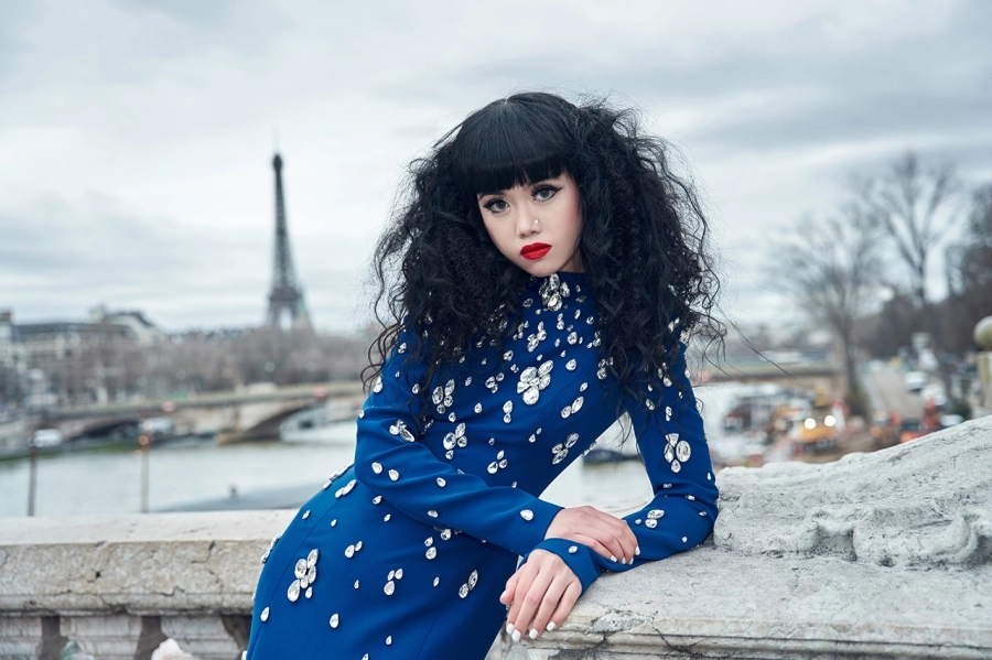 Siêu mẫu Jessica Minh Anh 'biến' cả Paris thành bữa tiệc thời trang 