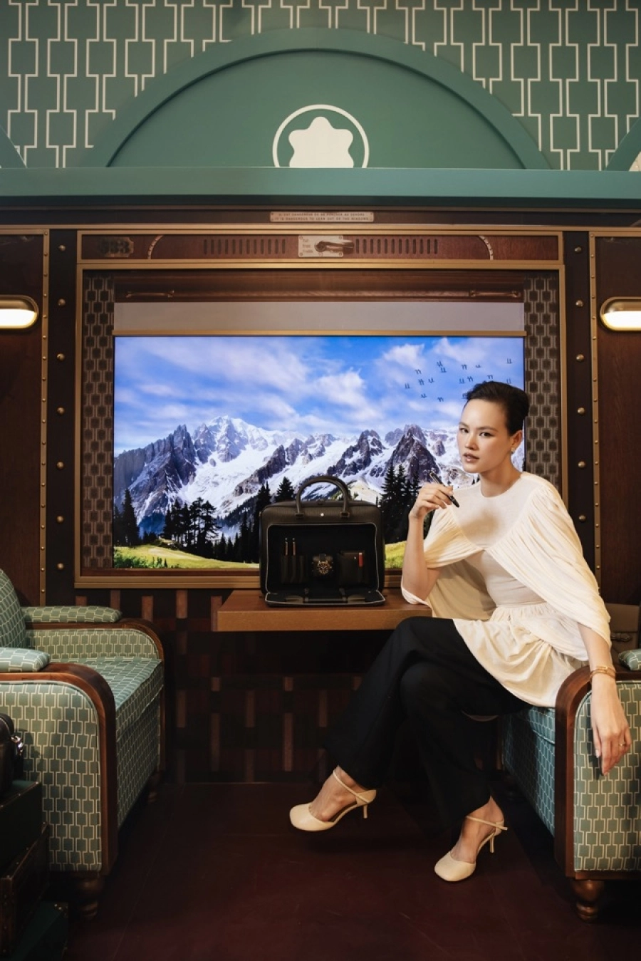 Dàn sao đổ bộ chuyến tàu 'The Journey: Let’s Write' của Montblanc tại pop-up Saigon Centre
