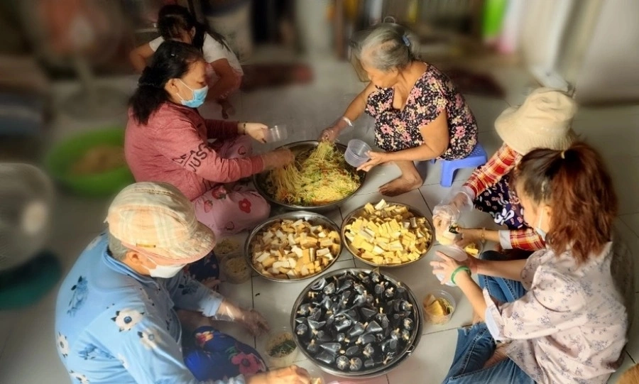 Xóm nghèo COVID mơ về bữa tiệc Buffet