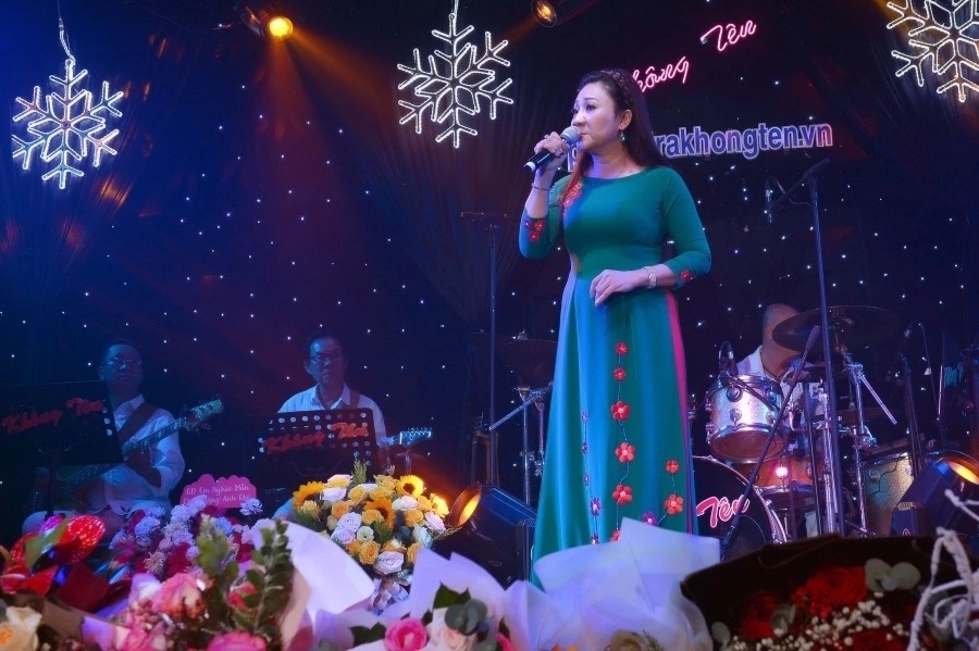 Vi Châu 6 năm xa quê chỉ mơ được mặc áo dài hát... Bolero