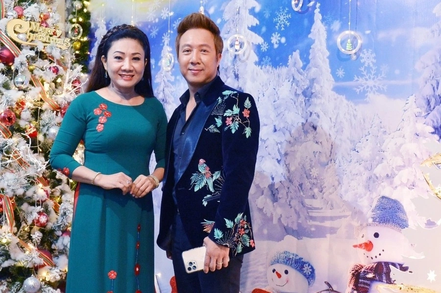 Vi Châu 6 năm xa quê chỉ mơ được mặc áo dài hát... Bolero